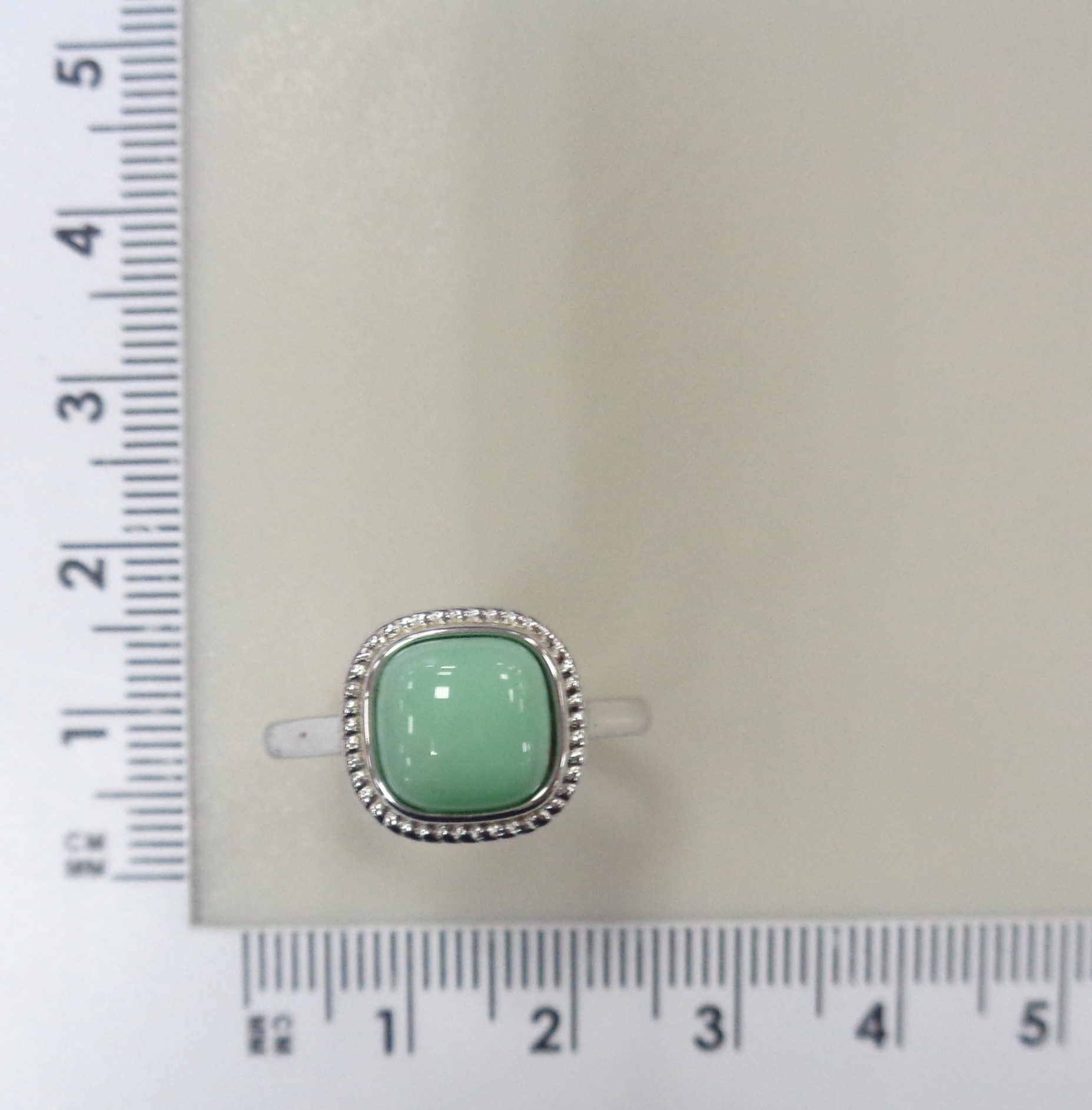 Серебряное кольцо с зеленым халцедоном